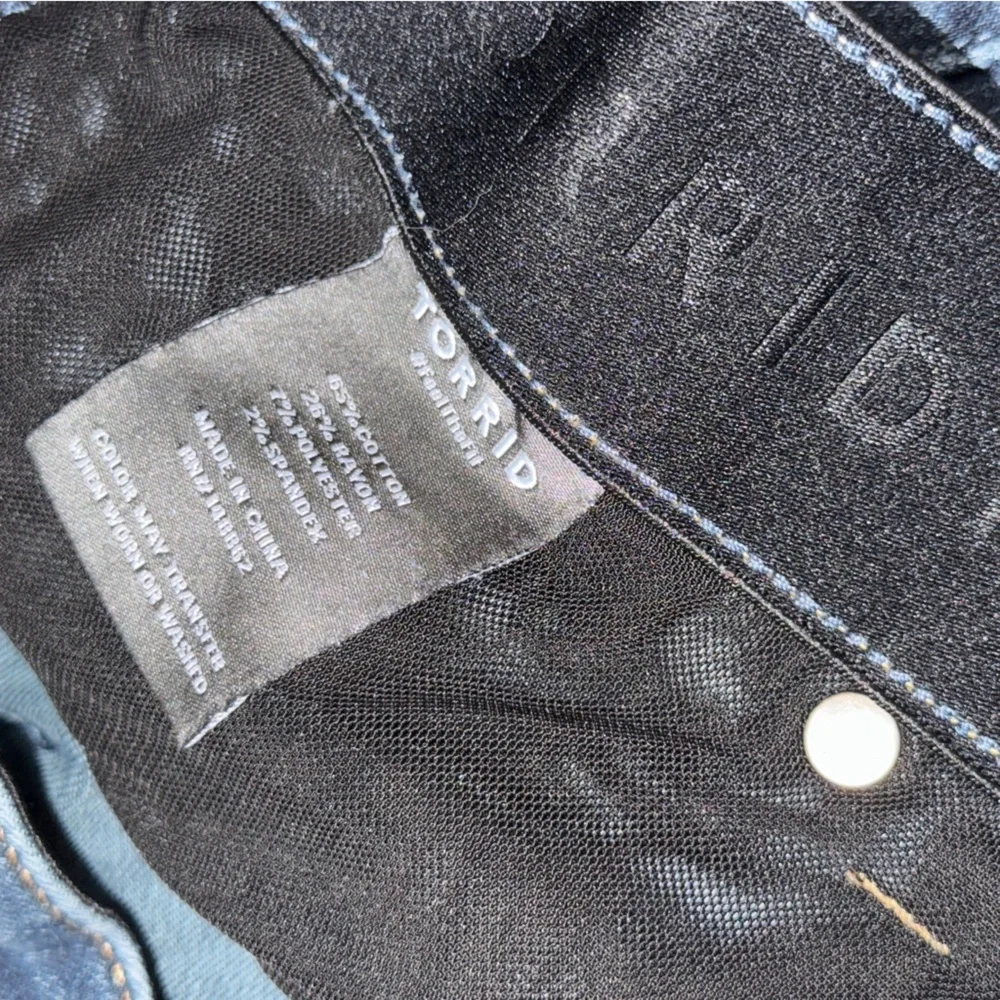 TORRID Mid Rise- Comfort Waistband- Denim Shorts, 4” Inseam, Plus Size 18​​ - Picture 5 of 8